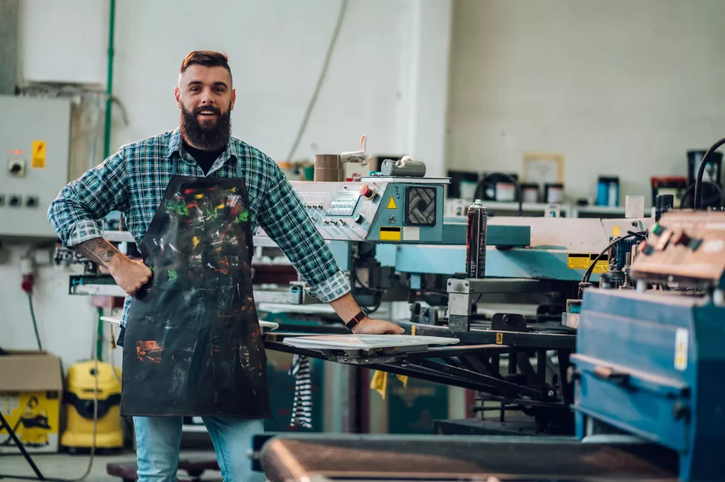 estamparia homem usando maquina
